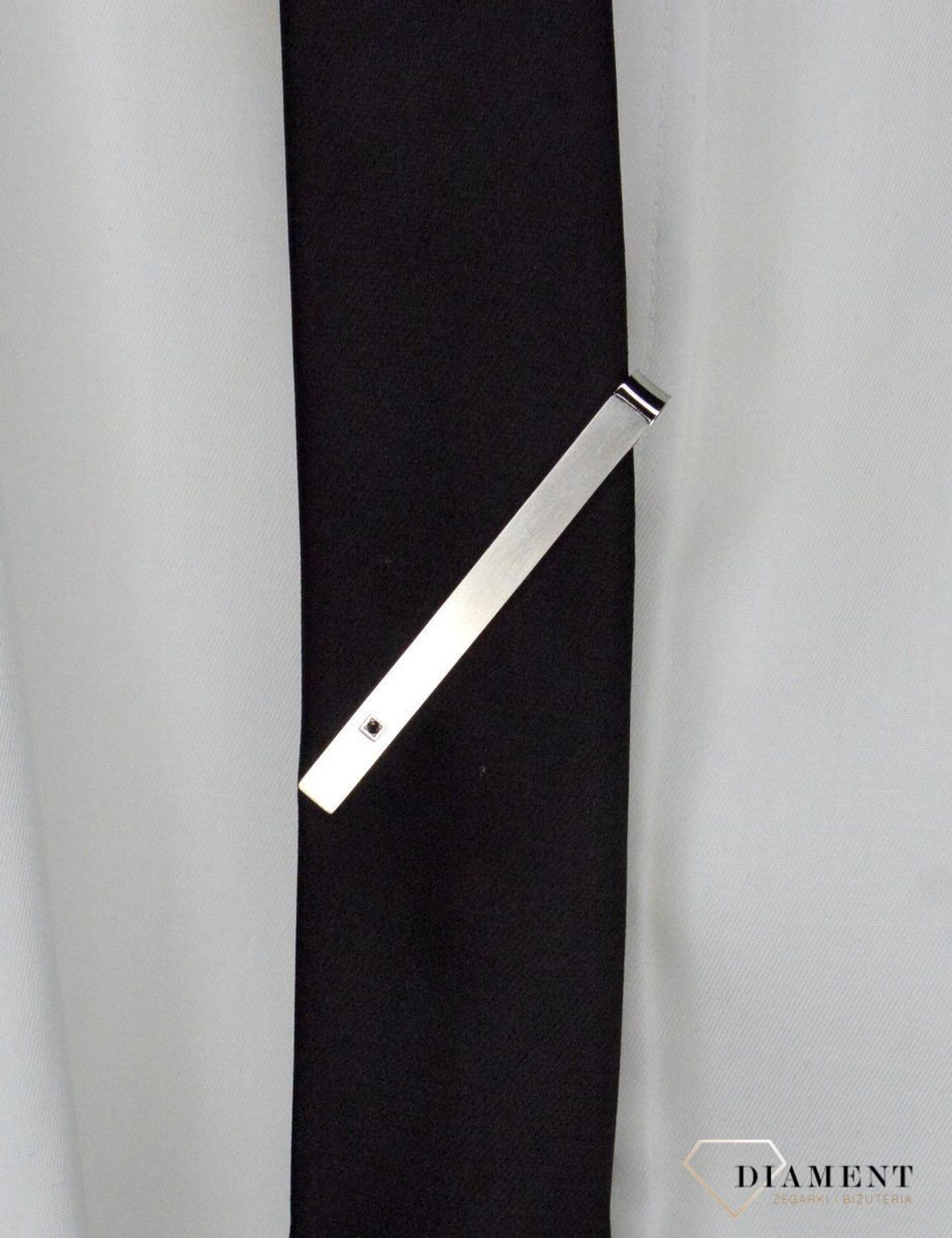 Spinka do krawatu Nomination z Diamentem 028312 009. Wąska spinka do krawata Strong Diamond Edition z czarnym diamentem i satynowym wykończeniem ze stali nierdzewnej. Idealna na prezent (2).jpg